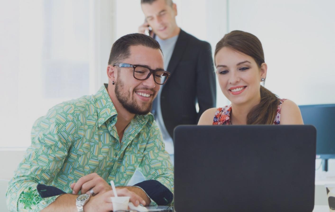 Equipo de brylthavor trabajando en análisis financiero
